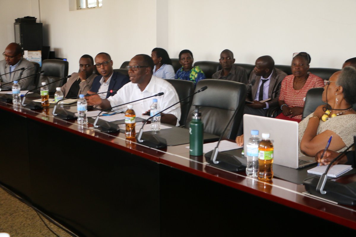 Rwanda_Sports's tweet photo. Iyi nama yitabiriwe n'abayobozi mu nzego zitandukanye  zagize uruhare mu gutegura Icyumweru cyo gusoma no kwandika 2018 #LiteracyWeek2018, intego ni ukongera umubare w'abafatanyabikorwa b'Iki cyumweru hagamijwe ko byagera mu Turere twose tw'Igihugu uko ari 30 https://t.co/1iqN9jBboF