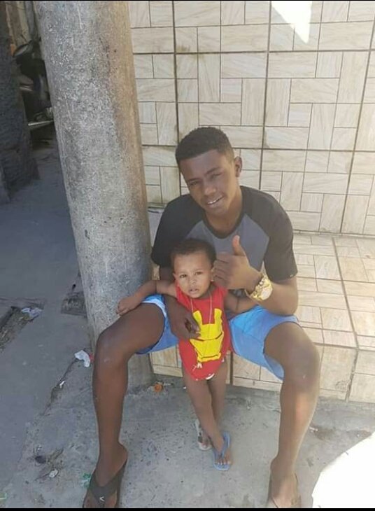 MariaEd20989137's tweet photo. - La dentro ele escuta alguem lhe chamar  o carcereiro lhe dizendo que cantou seu alvará um grito de alegria se espalha no pavilhão arruma suas coisa e despede dos irmãos..!♪🔐🔨Quee cheeguee logoo esse diiaa 😭💔
#Chuva_de_Lili🙌🙏💘

#Saudades😫💔🔐
       #Primama https://t.co/OFUrsPeec8