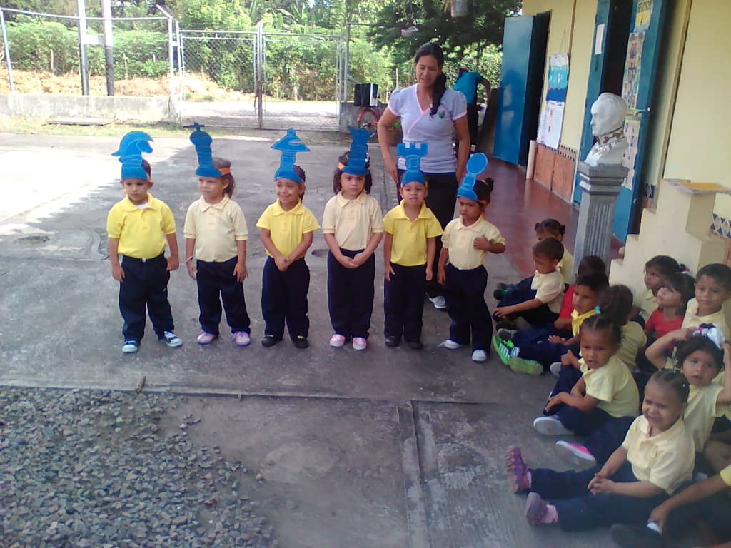 ceibislamadrev1's tweet photo. @EvelinRosendo1 @rpaatt @MPPEDUCACION El día 29/10/18 Se realizó una Muestra de Ajedrez https://t.co/MeuCKXlAJu
