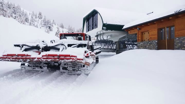SempreSki's tweet photo. 1st #snow of the #winter season The #snowcats are working hard at #jafferau #Bardonecchia #ski https://t.co/zGM0kqNnuk