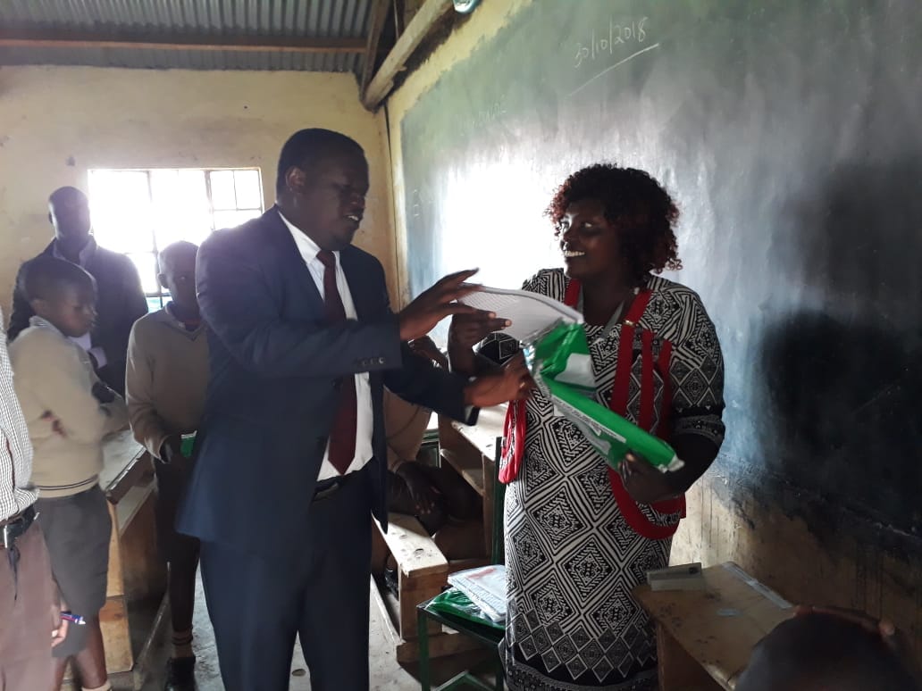 Devolution254's tweet image. PS @SunkuliCharles overseeing #KCPE2018 exams at Olopikidongoe Primary Sch in Narok County. The PS led a team of Snr Gov't officials earlier today in opening of the examination container in Lolgorian before visiting various schools in the on going monitoring of #KCPE2018 exams