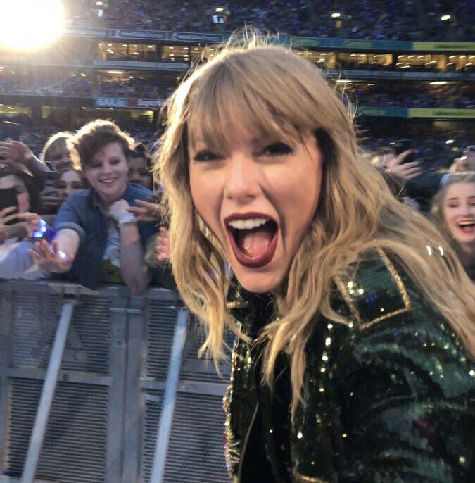 ohsoitgoes13's tweet image. RETWEET TO VOTE FOR OUR AMERICAN QUEEN 👑 
@taylorswift13 #AMAs #TaylorSwiftAmas