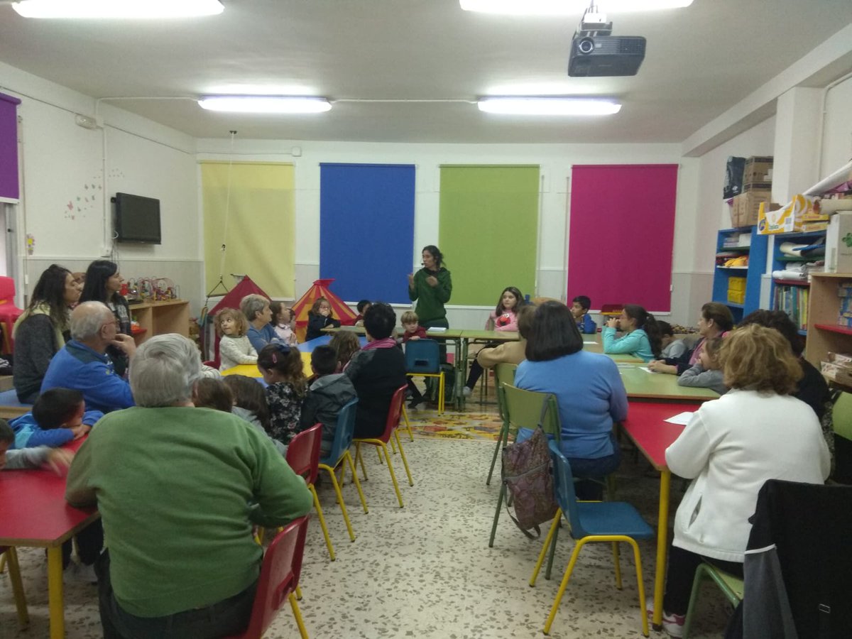 diputacioncadiz's tweet photo. Mayores y niños de Ubrique comparten talleres y experiencias con el programa intergeneracional de la Diputación https://t.co/v6cO9KsxuU https://t.co/UqbevjW4pl