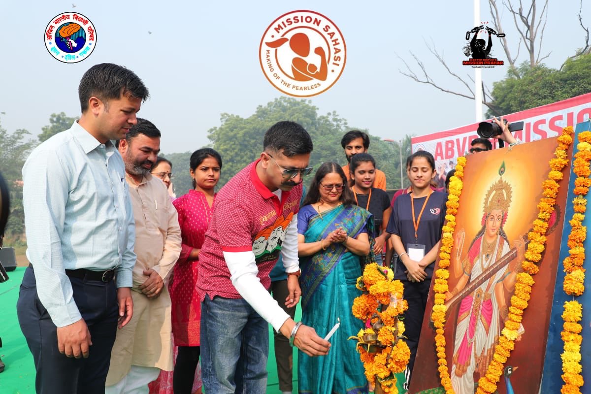 Ch23703363Jyoti's tweet photo. #MissionSahasi ABVP
@ABVPDelhi and #MissionPrahar in association with #DUSU presents #मिशनसाहसी giving self defense training to thousands of girls under the guidance of Grand Master shifuji Shaurya bhardwaj in Delhi University.
#MakingofTheFearless
@SHIFUJIJAIHIND https://t.co/g29TXc7jfE