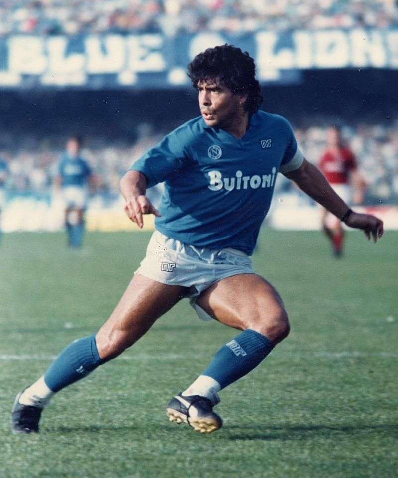 CesareRacconta's tweet photo. E sembra lontano, due o tre secoli almeno
Quel viaggio che non fu per noi
Rose rosse e caviale

Tanti auguri Pibe de Oro!
#Maradona #Maradona58 
@CremoniniCesare https://t.co/b1cnHWaoRn