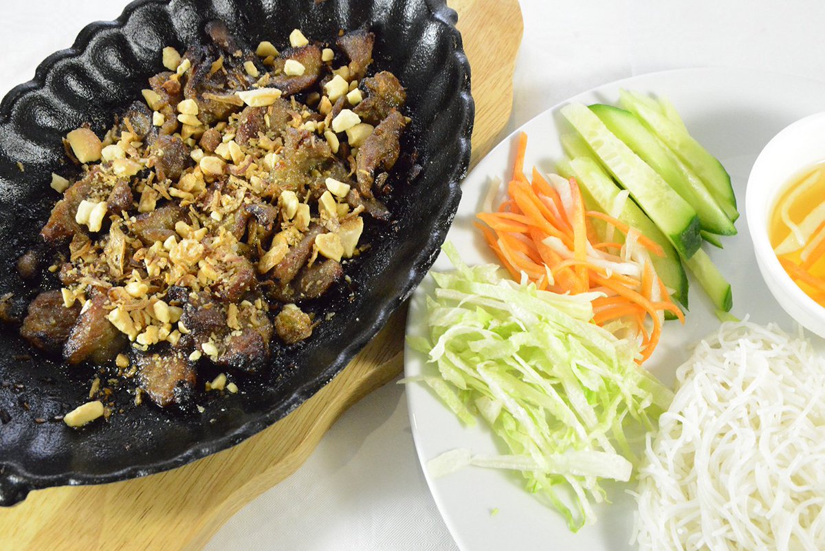 CapheGuests's tweet image. #Tuesday pick me up! Only strive for the best with our #Vietnamese dish of grilled goodness on rice #Noodles with a side of refreshing dipping sauce!  🖤🥢  #Yum #Fresh

#BunXa #Vermicelli #VietFood #Chiswick #TuesdayMotivation