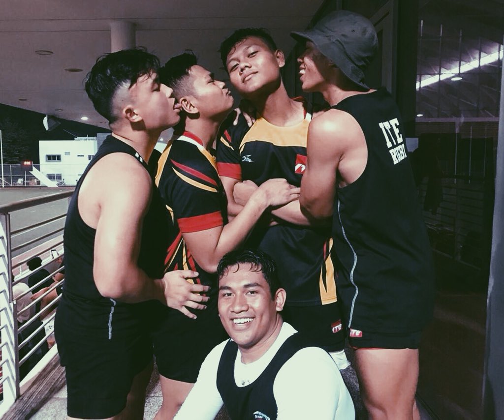 zlhkmxamr's tweet photo. Great win boys🤙🏻 Kudos to NP for the great run😋 oh and no problem for the “lift” Brendy , anytime😜cheers boys and luv yall😘 Till the next game✌🏻🏉 #TEAMITE #KasiMestiKasi #SudahKena https://t.co/2jjyHKCN4K