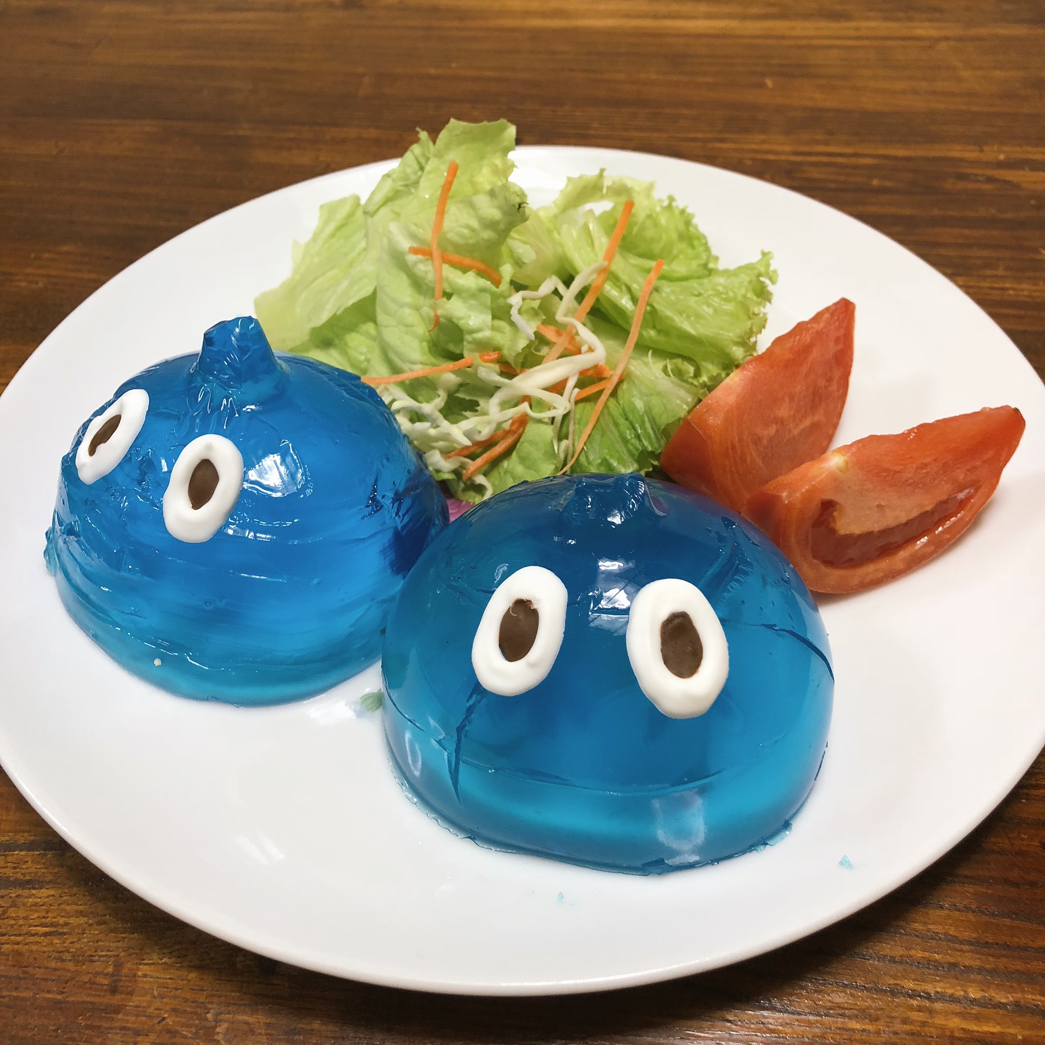 シャンプー 再現料理人 でびどる 第4話 より スライムの姿焼き アイラちゃんは意外とグルメなんですねぇ ハナちゃんの3分クッキング 出来ました ブルーハワイのゼリーです 味は甘くてプルプル美味しい 本物のスライムはどんな味がするん