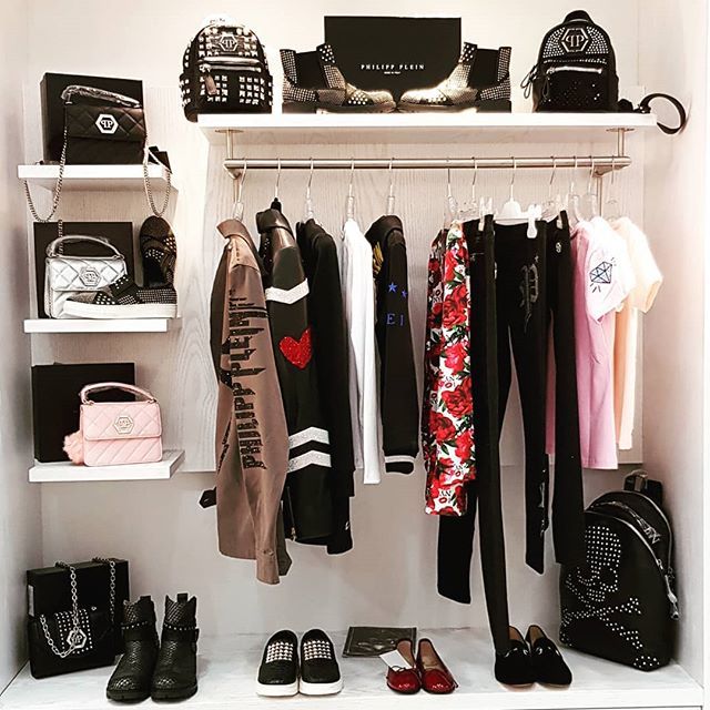 boysgirlsonline's tweet photo. Philipp Plein Junior at BOYS & GIRLS.
#boysandgirls #boysgirlsonline #fw18 #fw17 #newcollection #sale #boutique #style #kidstyle #fashion #kidsfashion #leather #skull #black #gallucci #plein #pleinkids #philippplein #am66 #montelpare #andreamontelpare #… https://t.co/YedFW3VJju https://t.co/Kv9KTSn5Sg