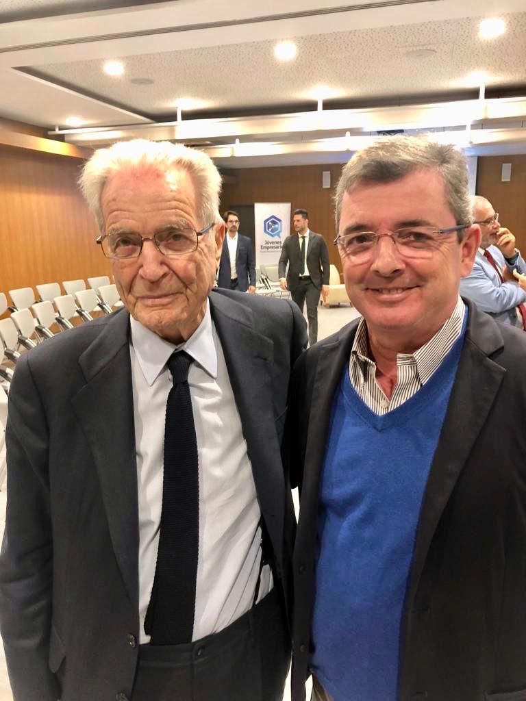 ceoetenerife's tweet photo. Nuestro secretario general, @Eduardo_Bezares ,con #AntonioGarriguesWalker @garrigues_es en la presentación de #FEDA2018 #XAniversarioJovenesEmpresariosTenerife https://t.co/t6jpqJnMHC