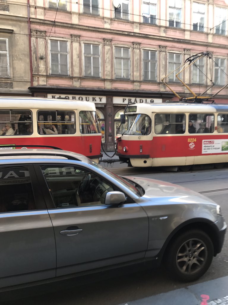PatrickSeghi's tweet image. À Prague, la question du doublement des rames est réglée depuis longtemps #Lille #Transpole