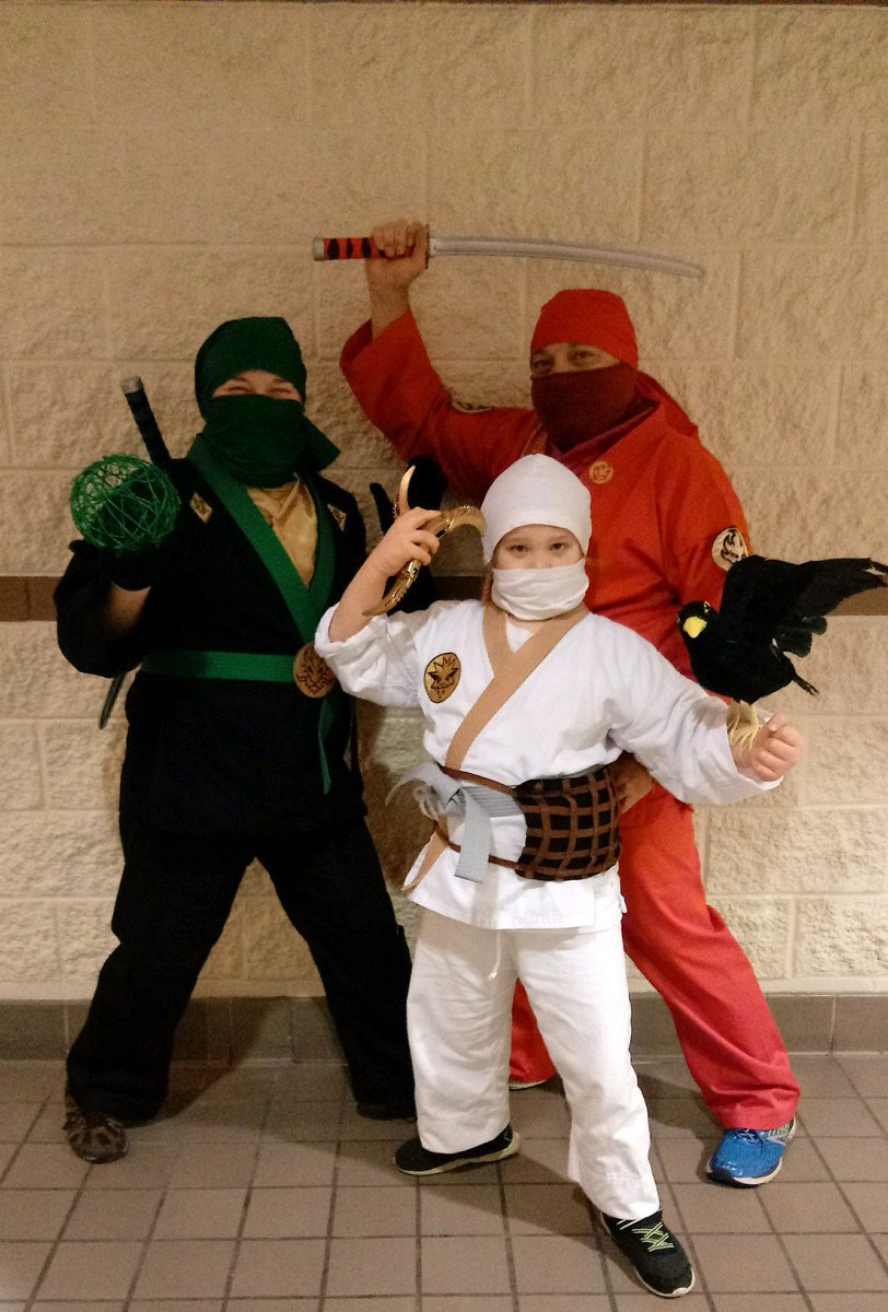 lorafay's tweet photo. Thanks for the inspiration @TommyAndreasen ! It was fun making these costumes and being #Ninjago Happy Halloween! #JumpUpKickBack #WeAreNinjago #NinjagoZane #NinjagoLloyd #NinjaoKai https://t.co/5nWFu4bnec