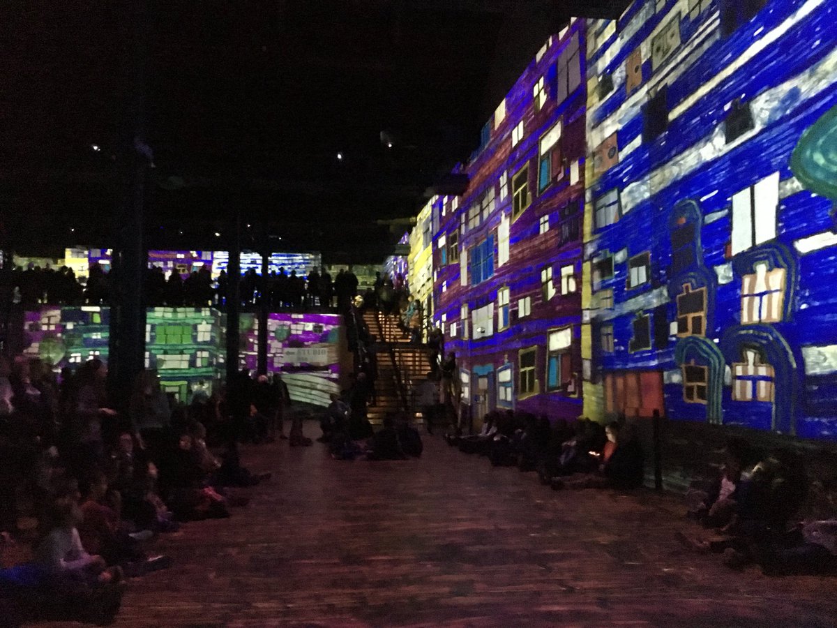elodggd's tweet photo. L’expo Gustave Klimt à l’@AtelierLumieres, une #immersion totale. A voir absolument! https://t.co/4NBHUdlmLZ