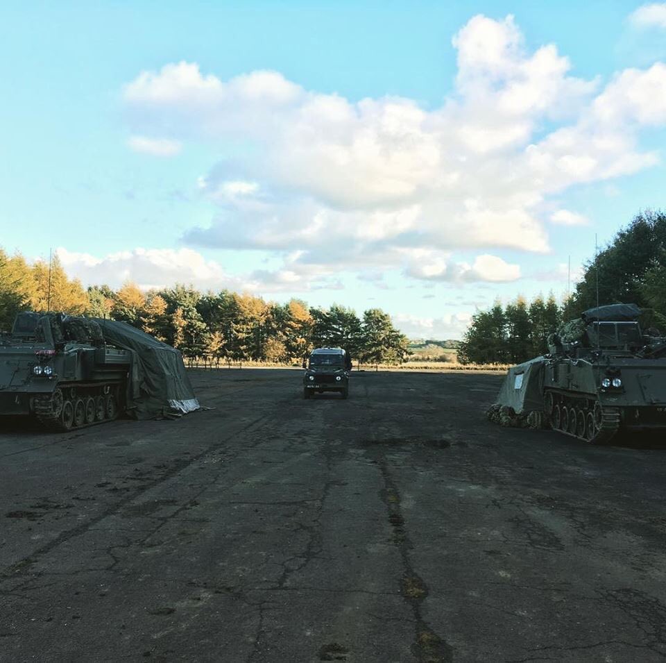 26Regiment_RA's tweet photo. Yesterday 1 Arty Bde Comd, Brig Mark Pullan MBE, visited the Albemarle Batteries.
He and and his guest Andy Parfitt (the previous Controller of BBC Radio 1) can be seen here receiving a MLRS launcher familiarisation.
@HQ1ArtyBde_SW @1_brigade #thedivdeep #divfires https://t.co/Pe4CnzYRR2