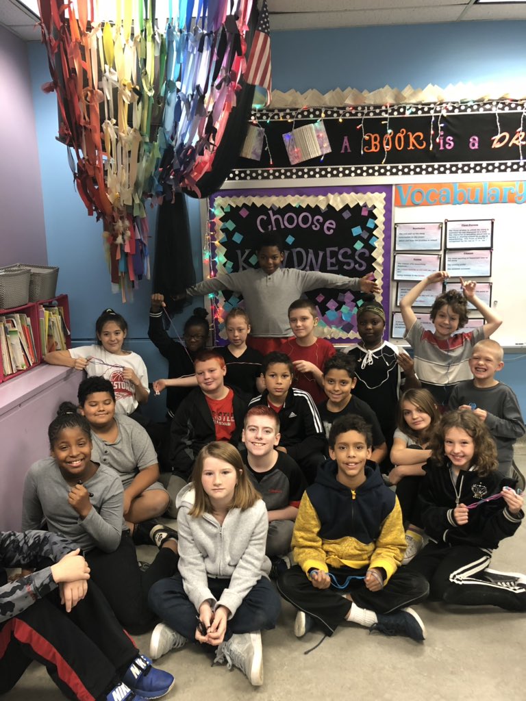 Diniamk's tweet photo. Check out this Kind Kid!
Fifth grader Jalen Jones fund raised to buy earbuds for his entire class. @NCJHSPrincipal @ncasd_edtech @Emilycaryn @tyeropoli @ddeblasio33 @Adam_Tabitha #bethekindkid https://t.co/NhdJIkNA2o