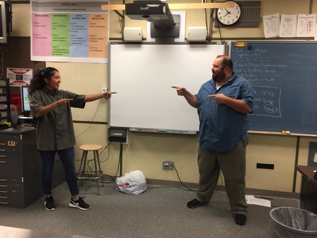 AngieMoralesss's tweet photo. spot the difference https://t.co/Zy6rzwQY0l