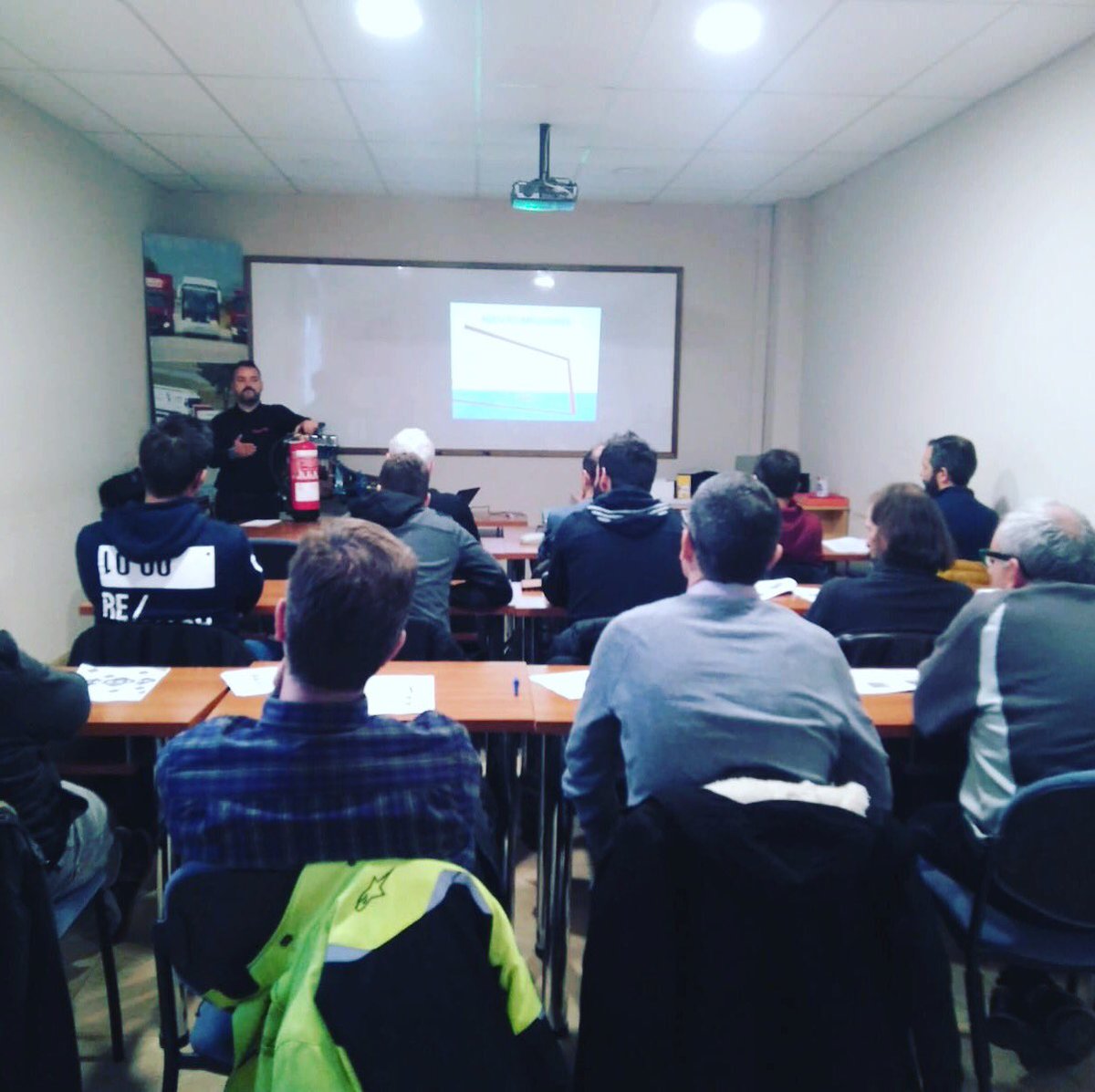 EmertecFormacio's tweet photo. Seguimos de formación por diferentes empresas. Tener las herramientas para combatir un incendió es importante; pero lo es más que el personal sepa utilizar adecuadamente. #emertec #formacion #profesional #stopfire #espacioconfinado #extintor #firefighter #bombers #112 #emergencia https://t.co/y6MRcCYqNi