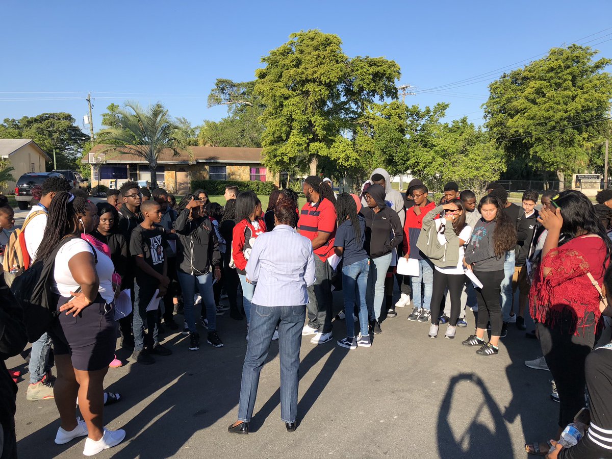 Taking learning outside the classroom today! <a href="/CreekMagnet/">Coconut Creek High</a> <a href="/CCHSAlgebraProj/">Coconut Creek Algebra Project</a> #TripLine