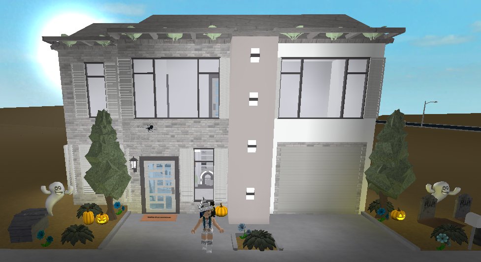 BloxBurgPro's tweet photo. My new house, R.I.P other house I had. #RipHouse π https://t.co/iK3Y0UOBLM