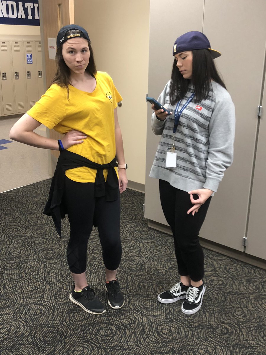 “Just gotta finish this text real quick...” #teachersdresslikestudents #mismatchday #GOBEARS @ObhsSrta