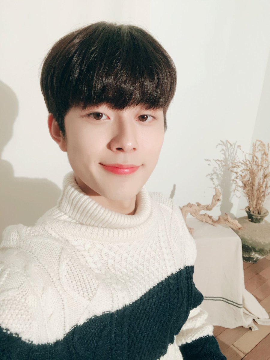 CUBE_YOOSEONHO's tweet photo. [#유선호] 오늘 방송중에 찍은거에요!! ㅋㅋㅋㅋ 오늘 재밌었어용ㅎㅎ 최고에융 네.. 자!!! 저 두 가지 버전의 선호중에 뭐가 더 잘썼는지 알려주세요💀🎃🎃 https://t.co/3ydpjqYP9q