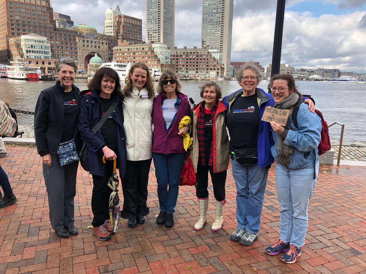Loved rallying with my MoF peeps yesterday! And parallel rallies across the country. Supporting these inspiring kids who are suing the federal gov't, saying inaction on climate change violates their civil rights. #TrialOfTheCentury #LetTheYouthBeHeard @MothersOutFront