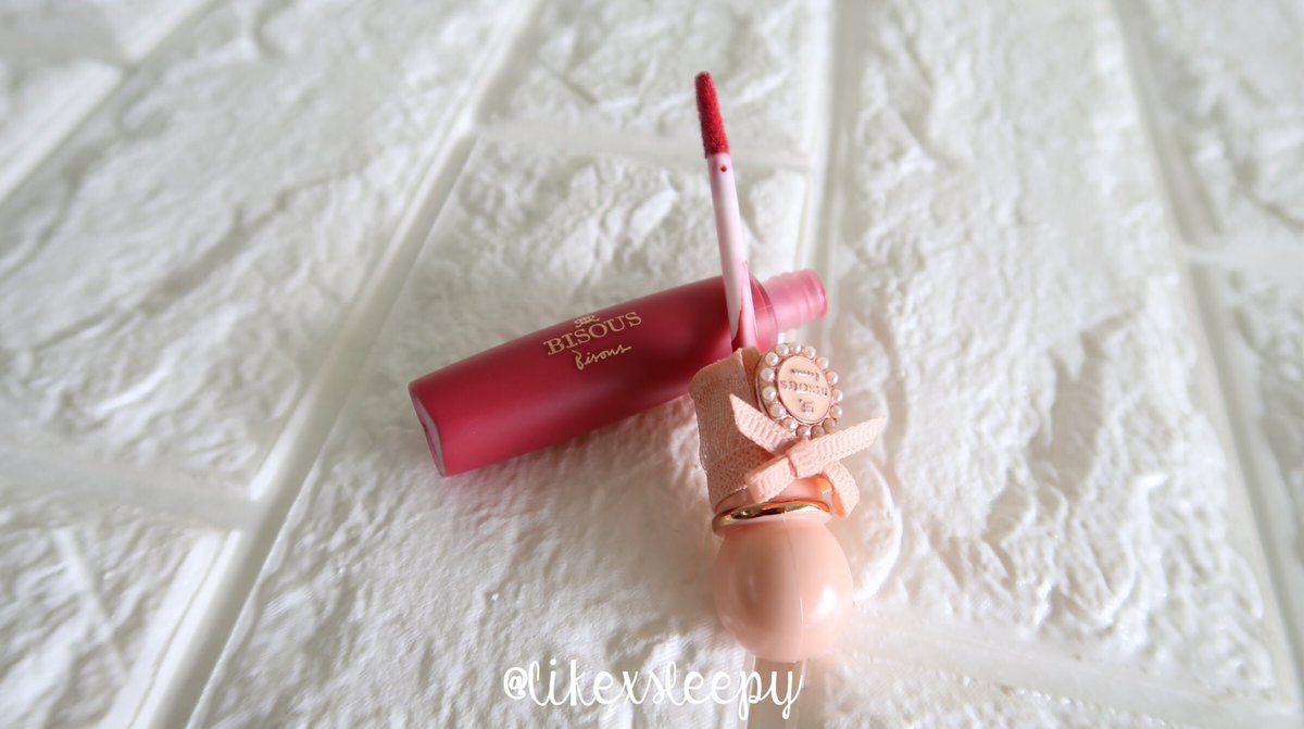 likexsleepy's tweet photo. 🍬bisous bisous c'est si bon lip matte – raspberry souffle ตัวนี้สีจะออกชมพูอมแดงหน่อยๆ แต่ยอมใจให้แพ็คเกจไปเลย น่ารักมากกก💖 ส่วนตัวลิปจะเป็นเนื้อแมตต์แต่ไม่หนักปาก เม็ดสีแน่นสีชัด ติดทนนาน(มาก!) กลิ่นลิปก็จะหอมออกแนวราสเบอรี่หน่อยๆ🌬
#HowtoPerfect #ไว้รีวิวห้ามขายของโว้ยย https://t.co/HvmqXCcTEc