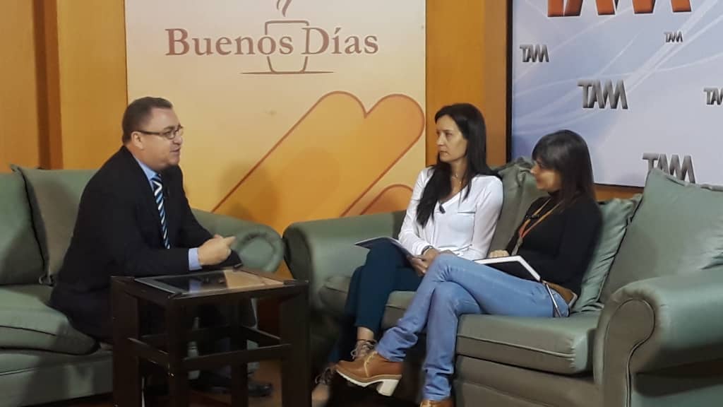 VenteMerida's tweet photo. Profa. Ángela Galiano con @jorgevillet por @TamMerida No podemos darnos por vencidos, los profesores somos  líderes. Sí nuestros estudiantes nos ven ahí, ellos se unen. Debemos estar firmes en esta lucha. @SoyVenezuela #SoyUniversidad https://t.co/NLnnNvqqF4