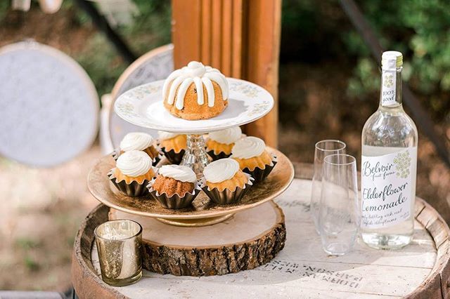 PaperSwallowEve's tweet photo. 🍰🍾🥂 Photographer - @kelseyhalmphoto⠀
Planner + Stylist - @paperswallowevents⠀
Co-Coordinator - @gracepaulphotography⠀
Venue - @dogwood_downs⠀
Rentals - @somethingborrowed_ks⠀
Desserts - @nothingbundtcakes https://t.co/lmTp458Idp