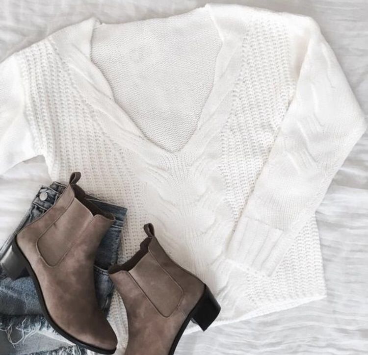 Such a cute top! 😘 Our ‘Own it knit sweater’ 💕 Shop Now!