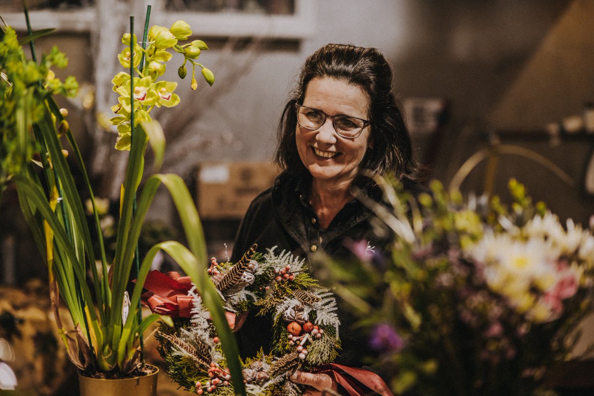 dartsfarm's tweet photo. CONGRATULATIONS ANNA!
Our expert florist, Anna Slade has been named one of the top 16 florists in the country and has been shortlisted as a finalist for the RHS Chelsea Florist of the Year! #DartsFarm #Florists #TheFlowerShack #AwardWinning #ChelseaFlowerShow #GrowingThePassion https://t.co/6S2OLeug7f