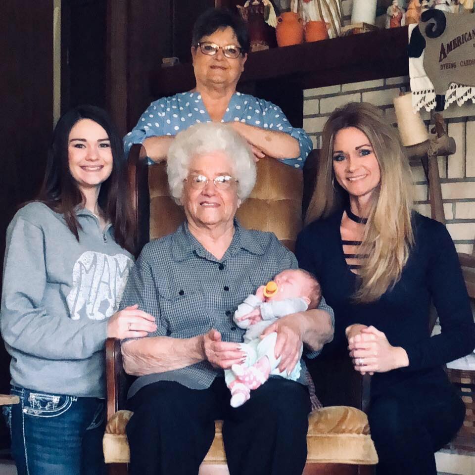 _KateElizabeth's tweet image. Not many people get the opportunity to take a 5 generation picture❤️ #thankful #grateful #blessed #5generations