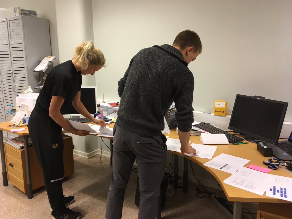 Huippusuunnistajamme, liikunta-aliupseerit <a href="/MKirmula/">Miika Kirmula</a> (MM 15.) ja <a href="/teinim/">Marika Teini</a> (MM 2.) valmistelemassa varusmiesten valmentajakurssin aineistoa. Tuolla urheiluosaamisella pitäisi syntyä kova paketti!

#urhk #kaartjr #maavoimat