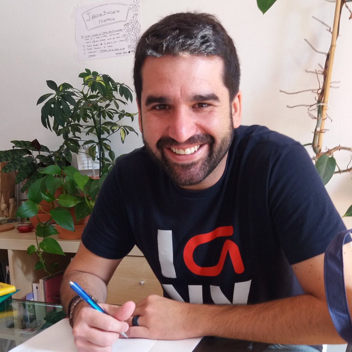 EsquinasRojas's tweet photo. Escribiendo la carta que pidió MERCEDES para una persona en Huesca!! Seguro le alegras el dìa!!
#EsquinasRojas #ONG #gratis #sonreir #carta #correos #alegria #palabras #animo #sonrisa #sorpresa #cartas #felicidad #free #postmail #joy #words #happiness #barcelona #bcn #Huesca https://t.co/x0S9z00rEY