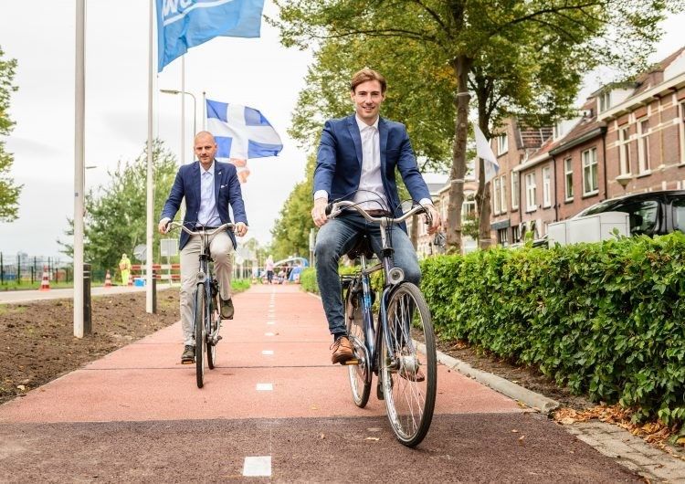 This bike path in the Netherlands is made from plastic waste wef.ch/2QKOb0m #environment