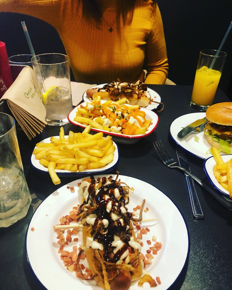 PoppyBlackett's tweet photo. 🌭 #tuesday

🍸 Spending my Tuesday evening eating vegan food and drinking cocktails

👯‍♀️ swear @leanneharrison94 is trying to turn me vegan one meal at a time 🙈

#manchester #veganfood #drinks #readingweek https://t.co/VWLT2lUhbh