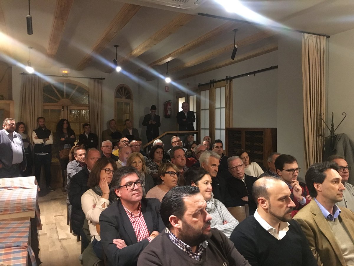 PPOntinyent's tweet photo. Reunió amb @isabelbonig , @merpastor1 , militants del poble #Ontinyent i membres de @pp_vall i @PP_VAL https://t.co/A0dorFS7bP