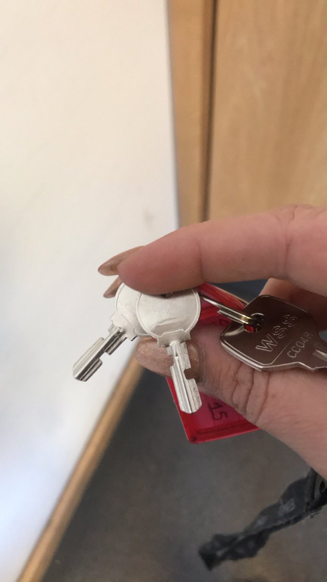 Sensual_Mia_xxx's tweet photo. Even at work I carry keys for my #lockedup #pindicks 😈 #findom #goddess #Chastity #chastitykeyholder https://t.co/RdTgqz2cDq