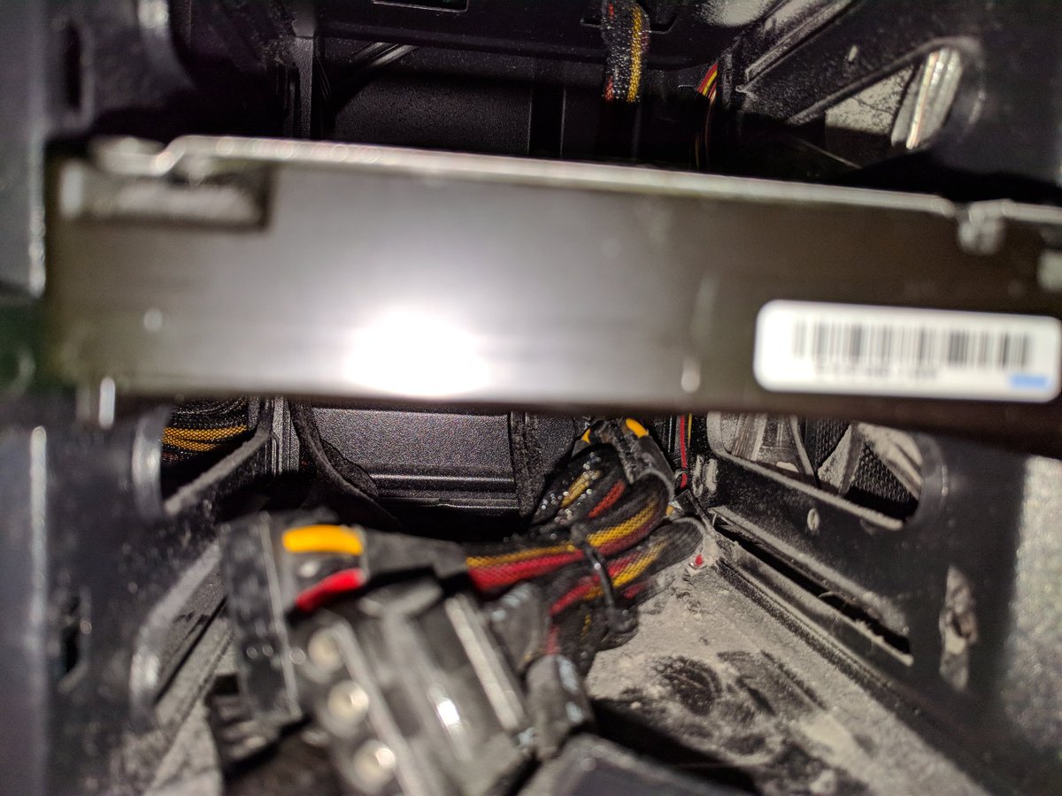 Jepacor's tweet photo. @TopAchat Hello, j'essaie de rajouter un SSD à mon PC que j'avais commandé chez vous, seul petit problème... Comment je suis censé obtenir accès aux câbles ? https://t.co/87YAlnK60w