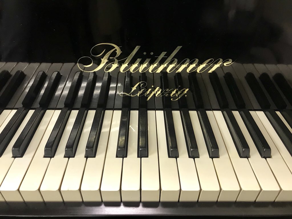 Piano #Blüthner 2m30 de 1900. Restauration complète terminée avec sommier et chevalets neufs et vernis tampon gomme laque traditionnel. A peine terminé, déjà réservé ! #atelier #excellence #piano #epv #savoirfaire #metiersdart <a href="/labelepv/">Label EPV</a>