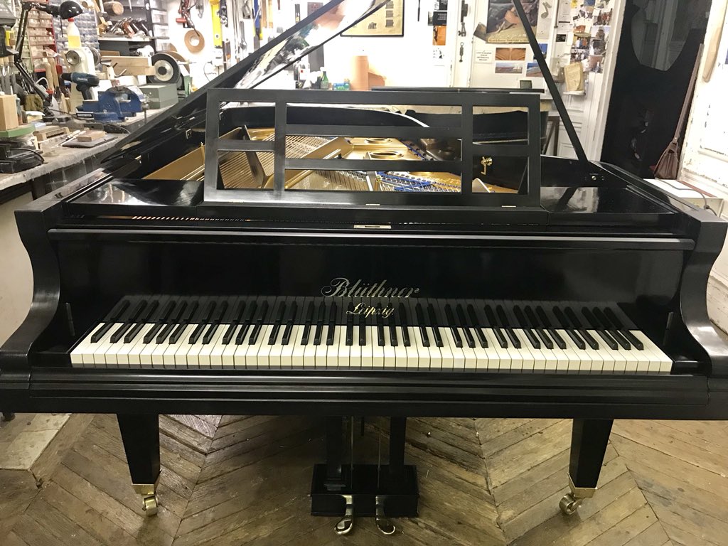 PianosBalleron's tweet image. Piano #Blüthner 2m30 de 1900. Restauration complète terminée avec sommier et chevalets neufs et vernis tampon gomme laque traditionnel. A peine terminé, déjà réservé ! #atelier #excellence #piano #epv #savoirfaire #metiersdart @labelepv