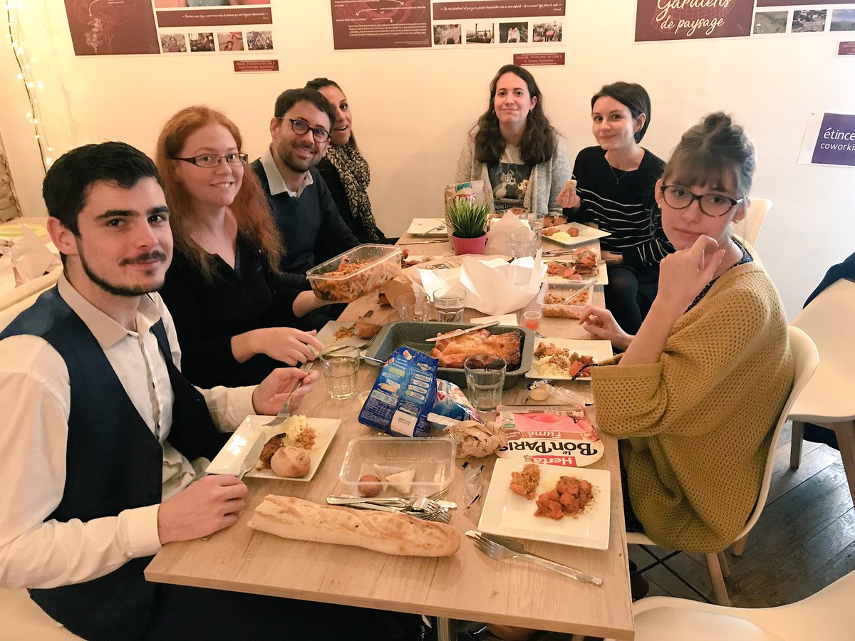 etincelle_tls's tweet photo. On reprend les #colunch tous les mardi midis 🥗🍕🍏☕️
Pleins de plats cuisinés ou amenés par les coworkers et on partage tout ✌🏻 Bilan : on s’est régalés 💛
#coworkinglife #coworking https://t.co/nTNVKR4uGx