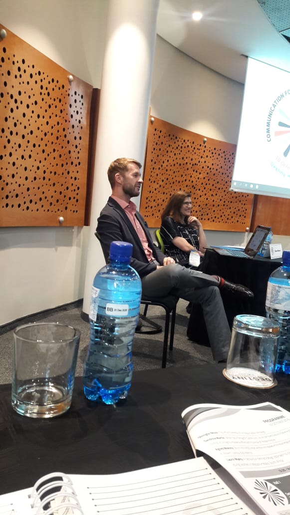 CommsConference's tweet image. Shawn Malone and Brenda Goldblatt facilitating a skills building session on behaviour economics and human centred design #CommsConference2018 #commsforchange