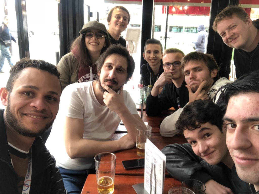 Rpz la team carlin et un mec qui était la par hasard