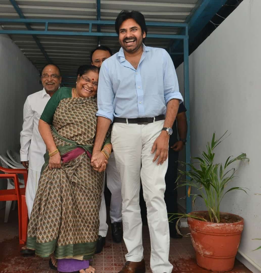 Pawan Kalyan And Family - Pawan kalyan with dana marks. - Ruko Torine