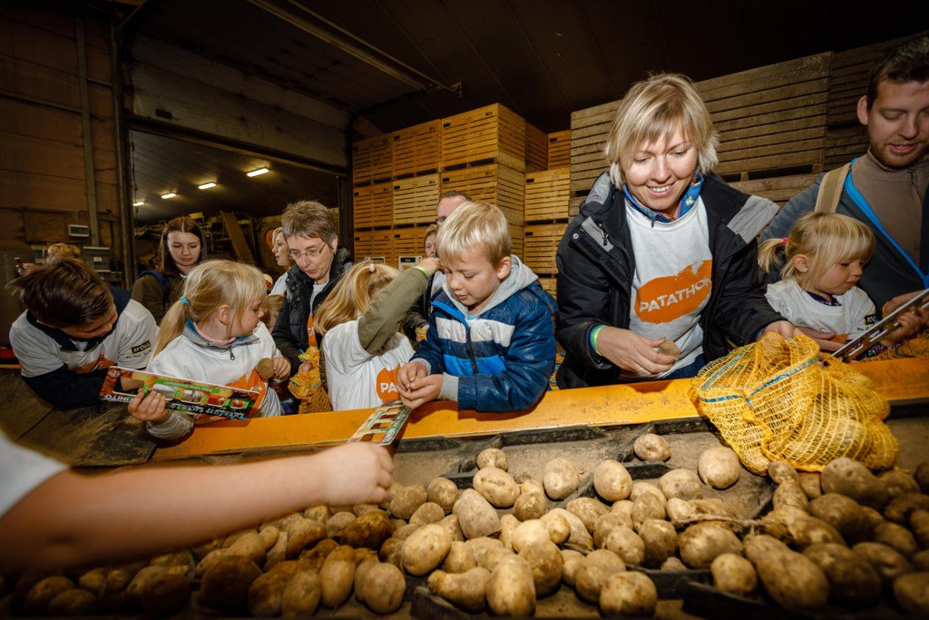 fevia_be's tweet photo. Les entreprises alimentaires s'engagent depuis longtemps contre les #pertesalimentaires. Découvrez comment #McCain s'engage avec son #patathon et des projets sociaux comme #enVie : soupes fraîches faites de surplus de légumes : https://t.co/QKc7OHc3Rq https://t.co/jvEZu9ibyk
