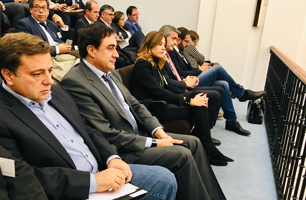 rosaromerocr's tweet photo. Los incumplimientos de #Page comenzaron con su gran mentira: se marcharía si no ganaba Susana Díaz las primarias y aquí sigue, desacreditado, amarrado al sillón, con 1proyecto agotado tras 40 años de gobiernos socialistas que sitúan a #CLM en el furgón de cola. #NúñezPresidente https://t.co/uEfMT5euT5