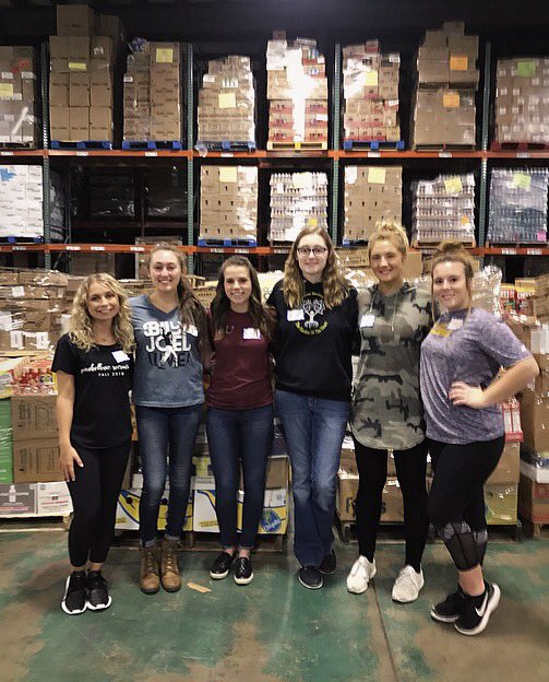 equestrians_isu's tweet photo. Volunteering last night at @MFBBloomington was a fun way to give back to those in need and we look forward to it every year! https://t.co/8XzK8GsI3c