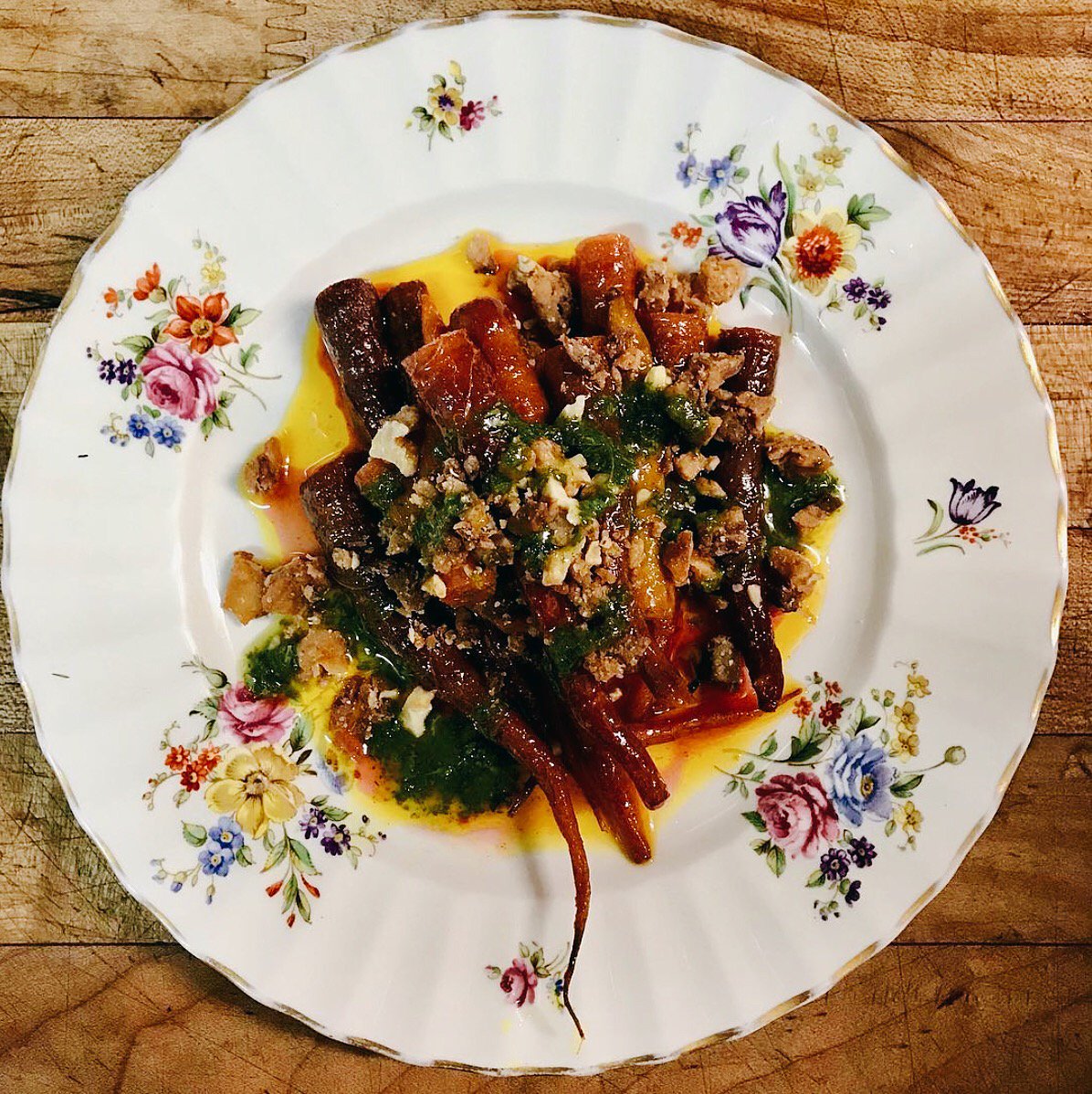 Au menu: mini carottes arc-en-ciel grillées avec épices et servies avec des morceaux de bacon d'agneau et noix / On the menu: rainbow carrots roasted with spices and served with lamb bacon bits and walnuts {photo <a href="/fisun_ercan/">Fisun Ercan</a>} #Montreal