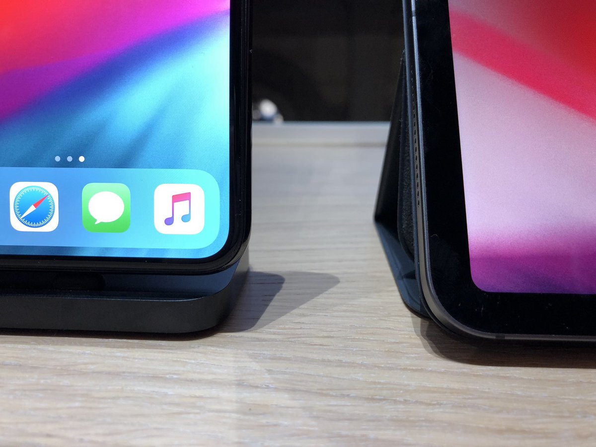 nanobro_rit's tweet photo. เทียบขอบจอ iPhone Xs Max vs iPad Pro
#appleEvent2018 https://t.co/Exma9PJVtr